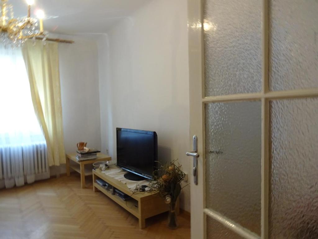 Televízia a/alebo spoločenská miestnosť v ubytovaní Helle freundliche Wohnung im Zentrum