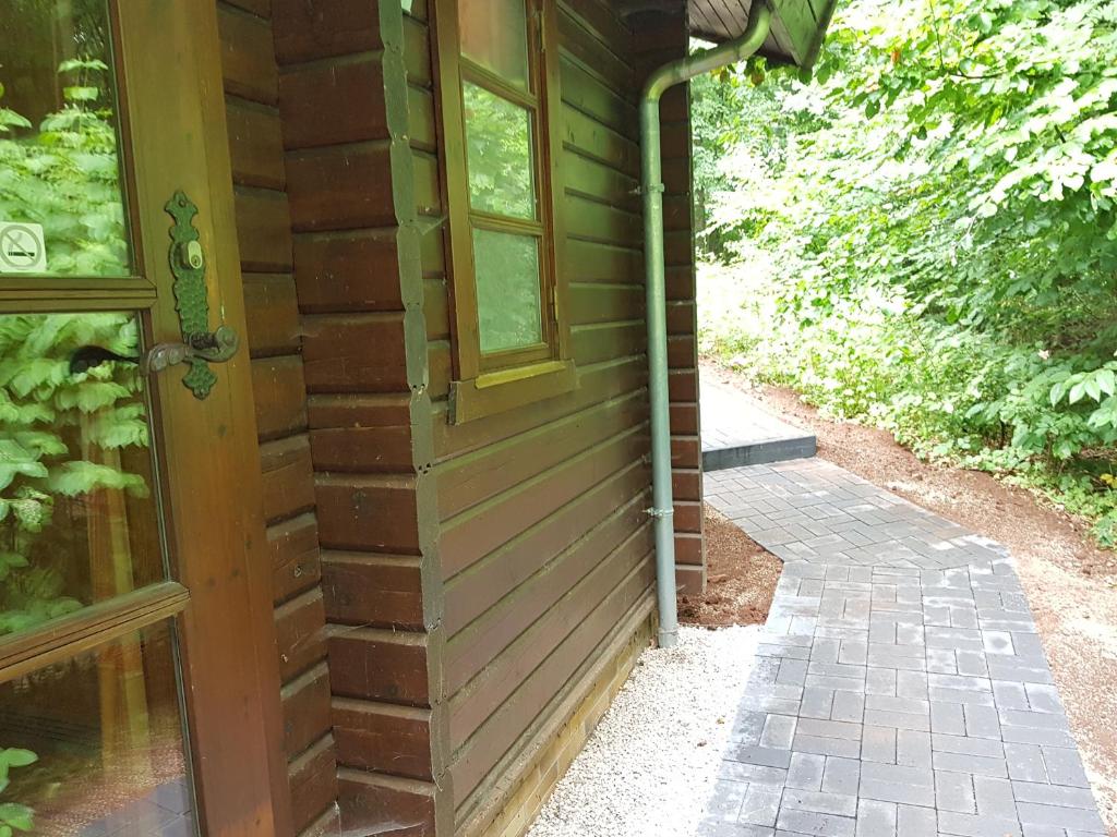 eine Tür zur Seite eines Hauses in der Unterkunft Bungalow; Haus 111 Ferienpark Twistesee, Bad Arolsen in Bad Arolsen