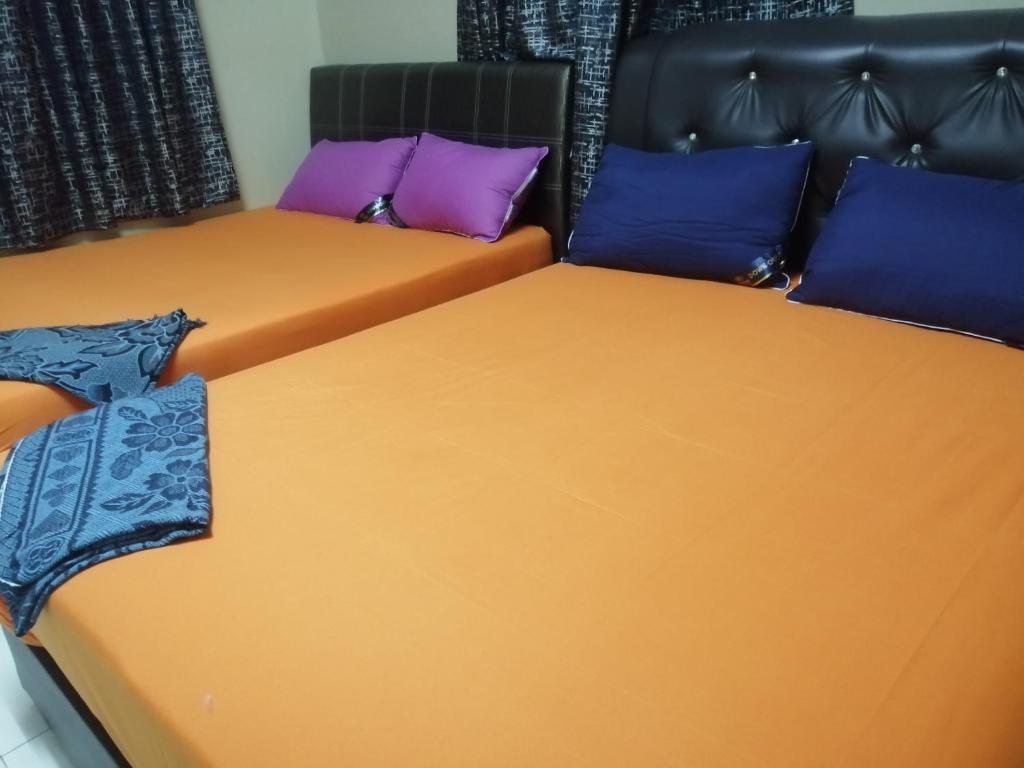 Postel nebo postele na pokoji v ubytování Kamar Musafir MMS