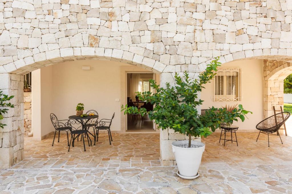 Patio alebo iná vonkajšia časť ubytovania Pietra e Calce With Pool
