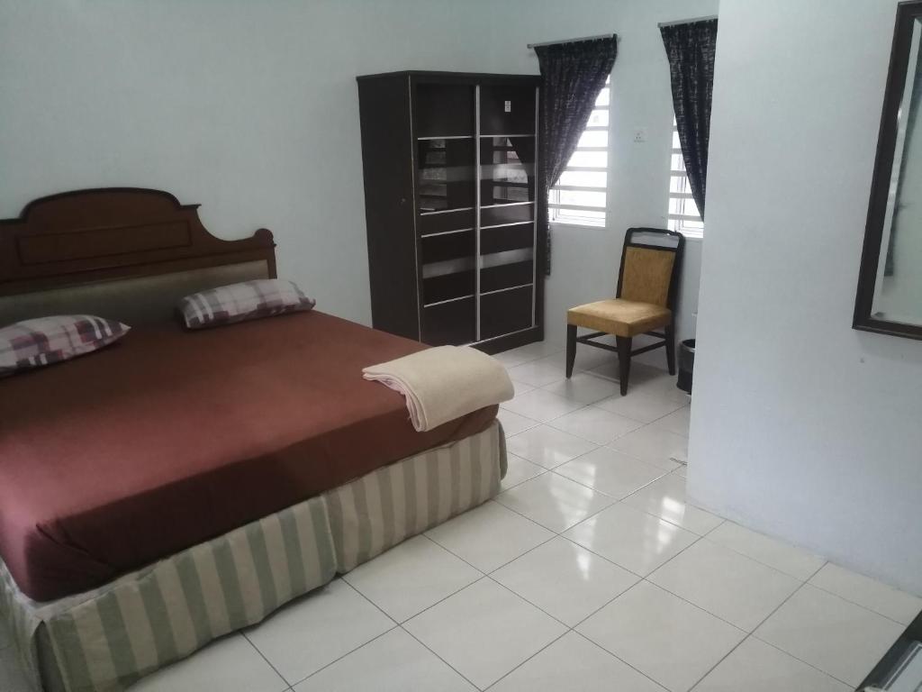 Postel nebo postele na pokoji v ubytování Kamar Musafir MMS