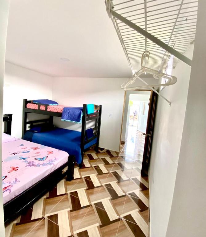 een kamer met 2 stapelbedden en een vloer bij Apartamentos Rincón Garcia in Cartagena