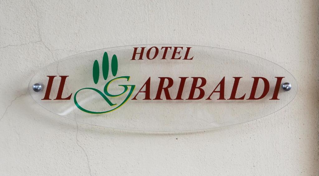 サン・クイーリコ・ドルチャにあるイル ガリバルディの流行の言葉を用いた壁のホテルサイン