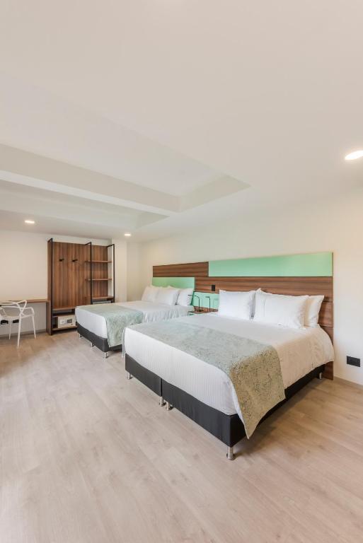 Postel nebo postele na pokoji v ubytování Foresta Hotel