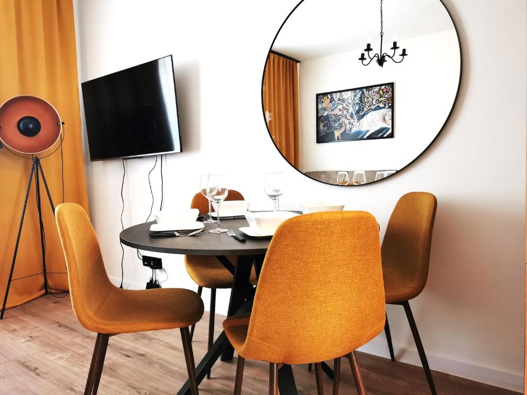 Televízia a/alebo spoločenská miestnosť v ubytovaní PODWALE Apartment - Self Check-In 24h