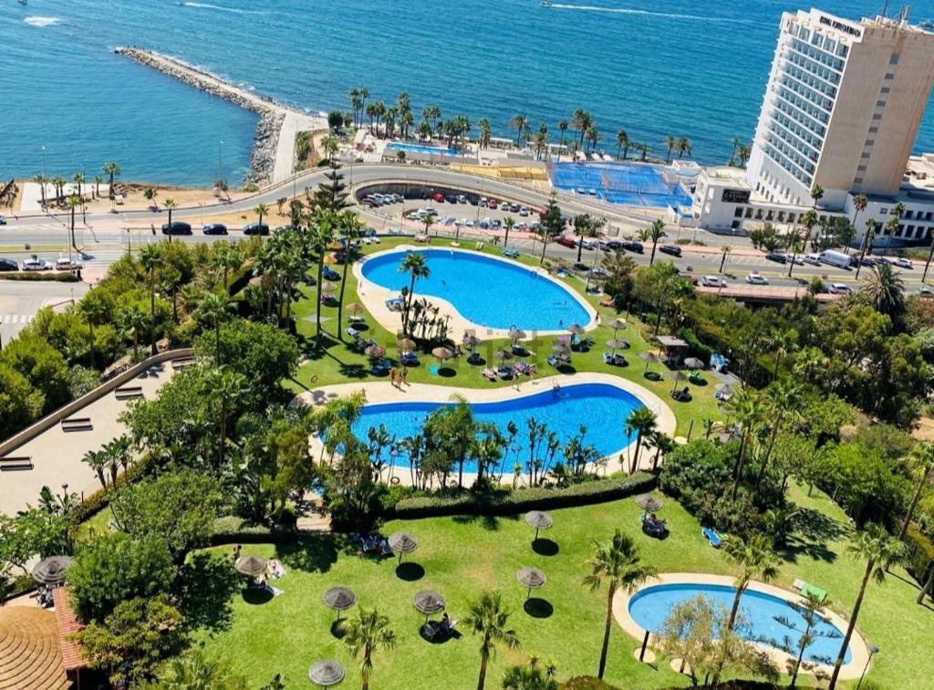 een luchtfoto van een resort met twee zwembaden bij Summer House duplex en la playa con piscina in Benalmádena
