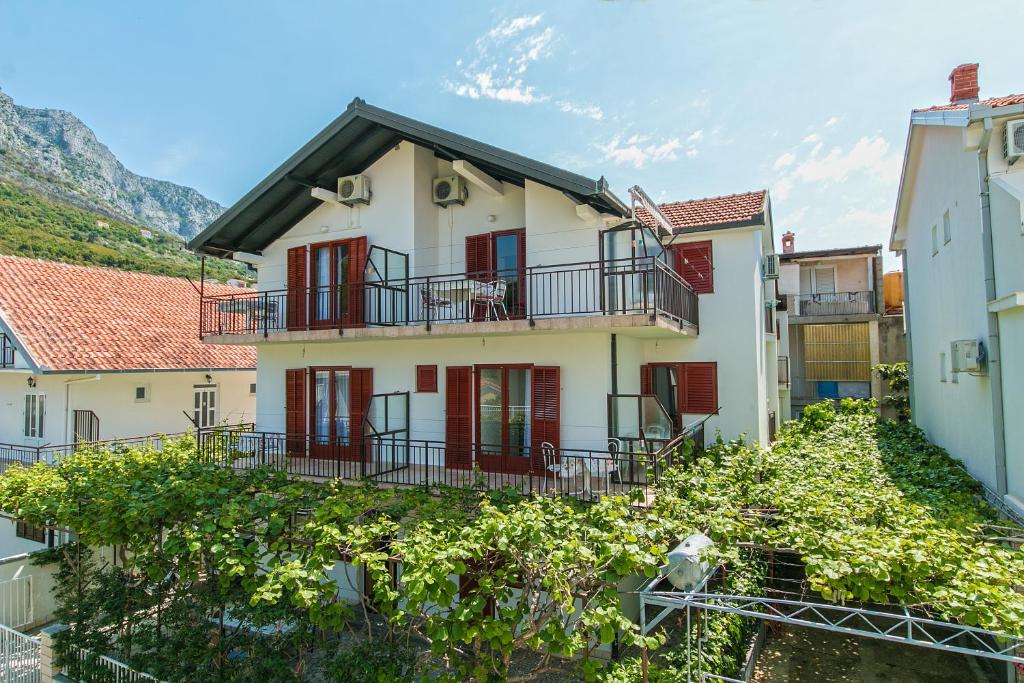 a house on a hill with vines at Studio Podaca 516d in Podaca