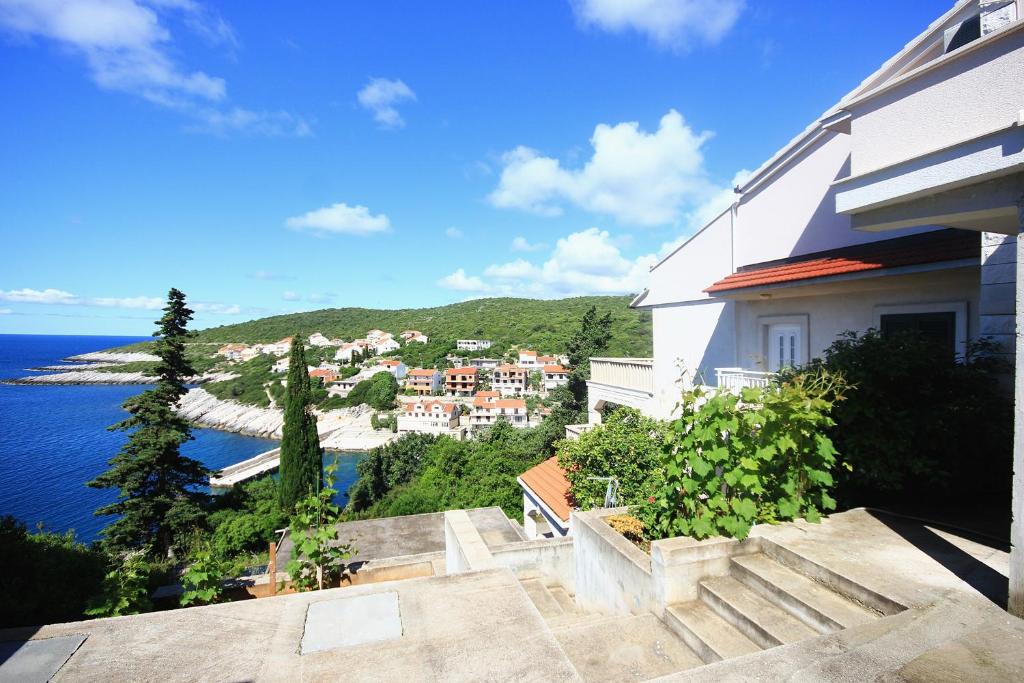 ザヴァラティサにあるApartments with parking space Zavalatica, Korcula - 545の海の見える白い家