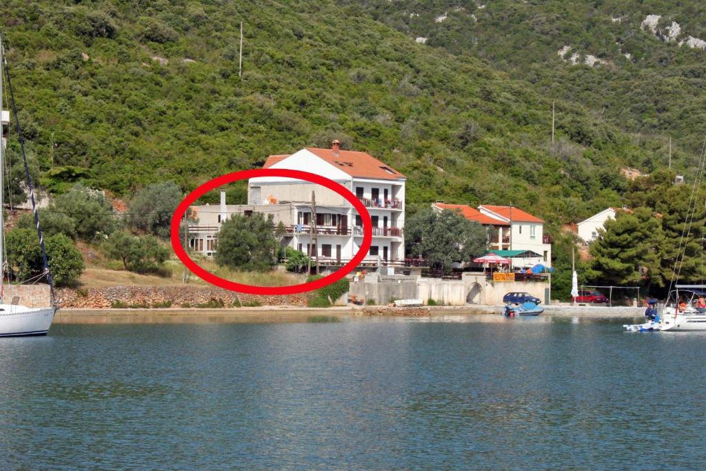 Luka的住宿－Apartments by the sea Luka, Dugi otok - 441，水体岸边的房子