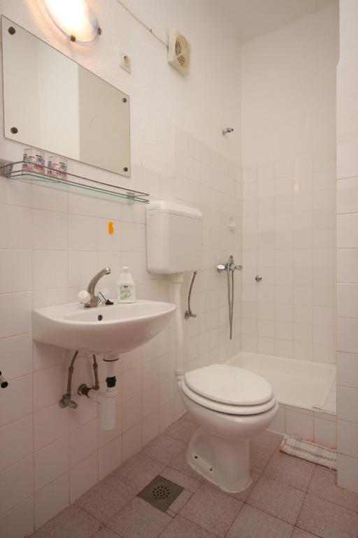 Kúpeľňa v ubytovaní Apartments by the sea Luka, Dugi otok - 441