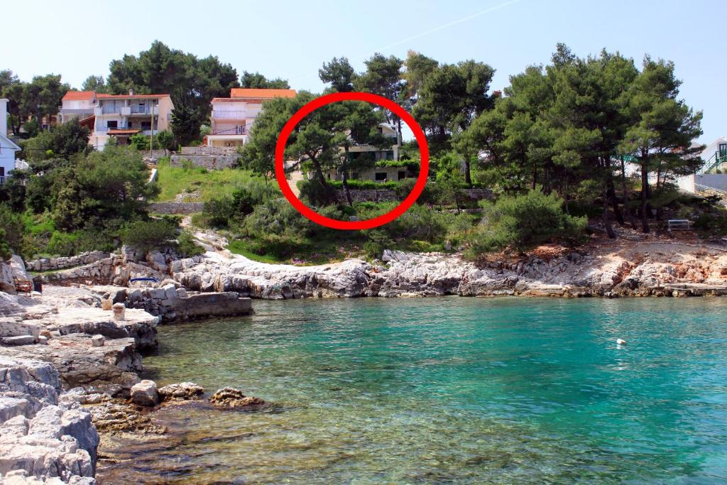 un cercle rouge au milieu d'une rivière dans l'établissement Apartments by the sea Basina, Hvar - 542, à Vrbanj