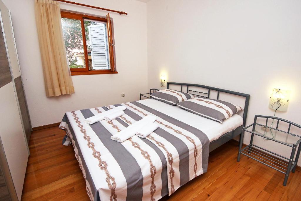 Postel nebo postele na pokoji v ubytování Apartments by the sea Zaboric, Sibenik - 468