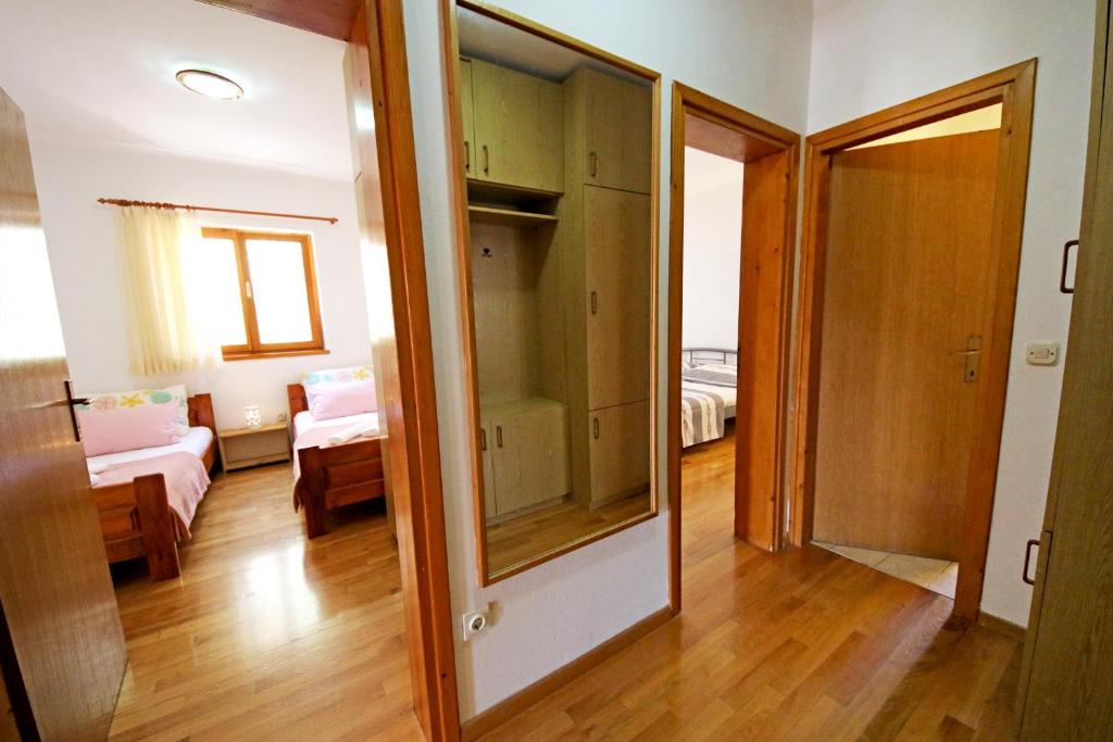 Postel nebo postele na pokoji v ubytování Apartments by the sea Zaboric, Sibenik - 468