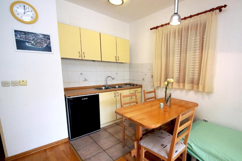 Kuchyň nebo kuchyňský kout v ubytování Apartments by the sea Zaboric, Sibenik - 468