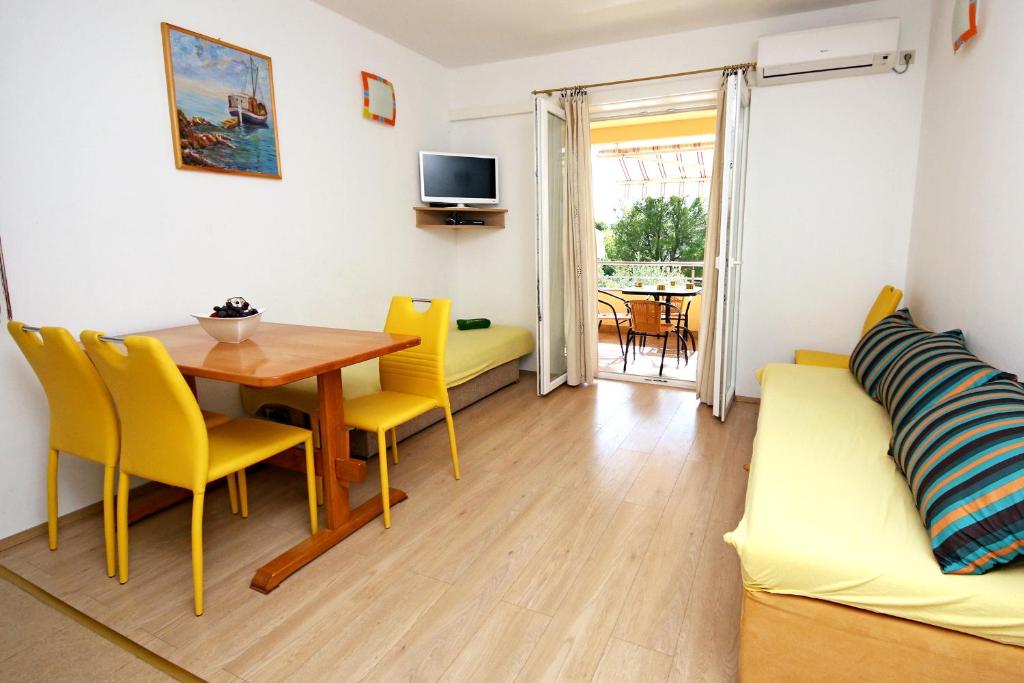 TV a/nebo společenská místnost v ubytování Apartments by the sea Zaboric, Sibenik - 468