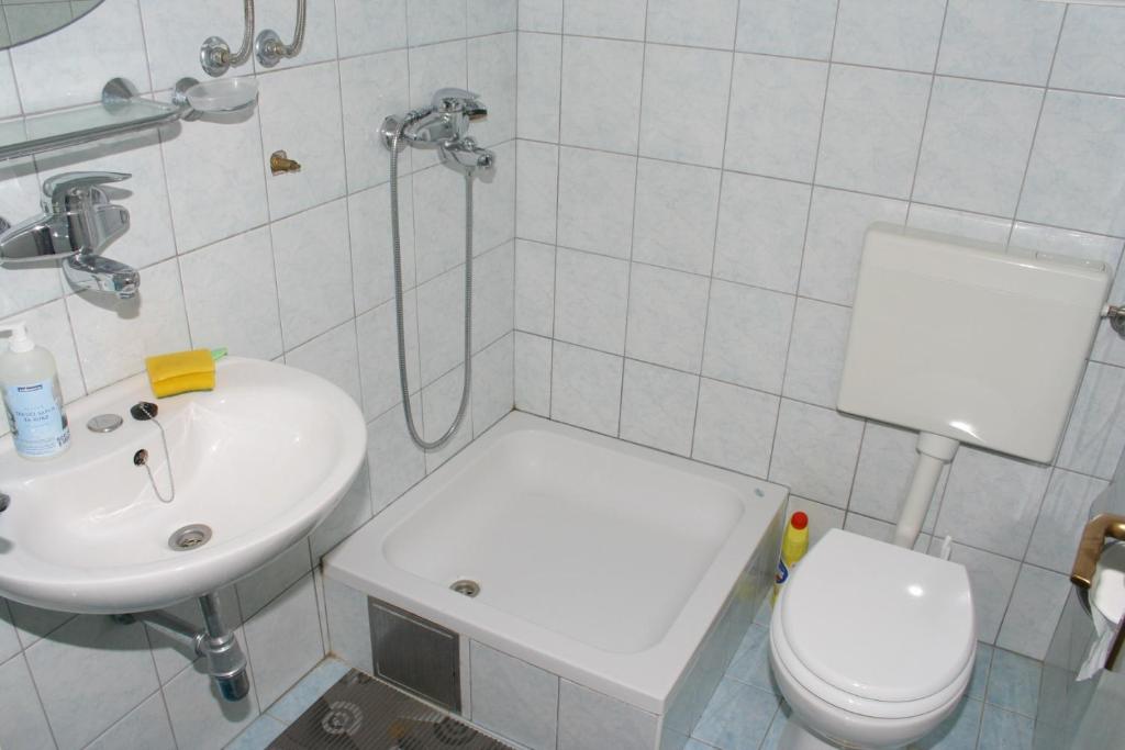 Kúpeľňa v ubytovaní Apartment Podgora 518d