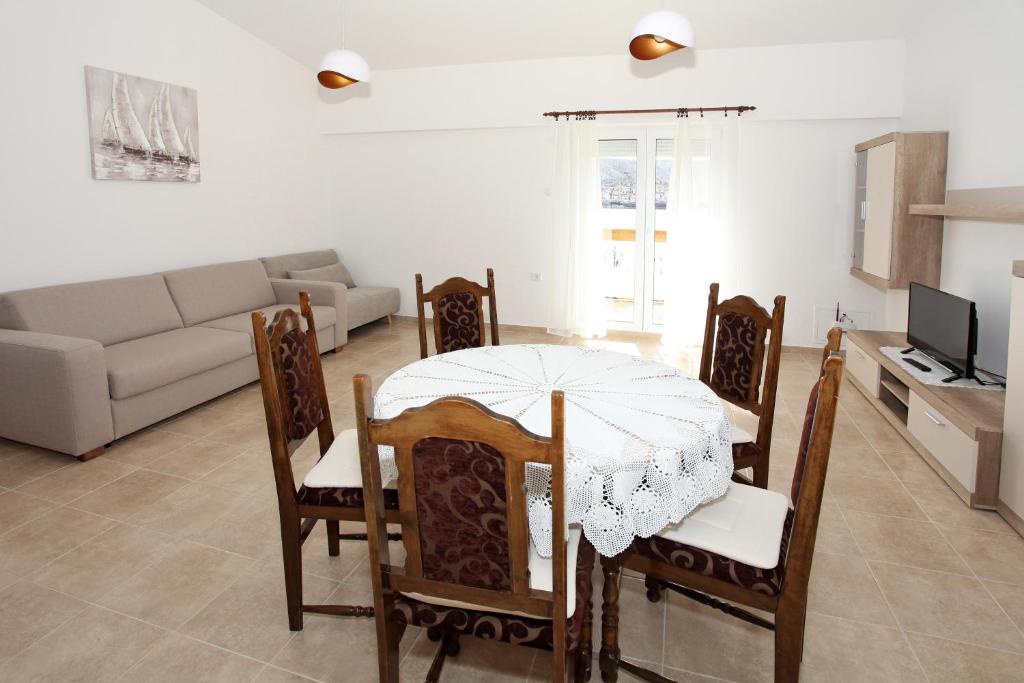 Telewizja i/lub zestaw kina domowego w obiekcie Apartments by the sea Pag - 529