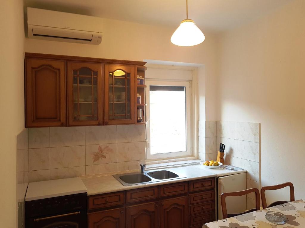 Kuchyňa alebo kuchynka v ubytovaní Apartments by the sea Veli Rat, Dugi otok - 437