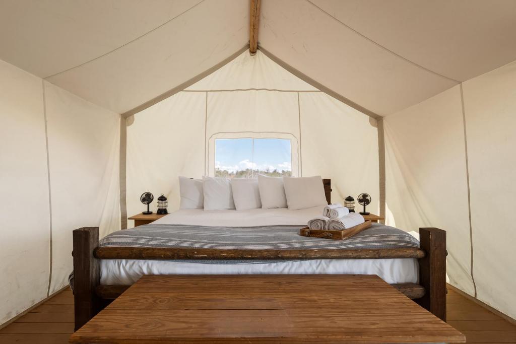 Postel nebo postele na pokoji v ubytování Under Canvas Grand Canyon