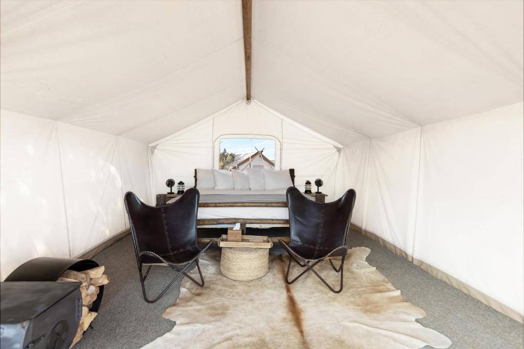 Under Canvas Grand Canyon - Safari Tent With Three Twin Beds And Shared Bathroom