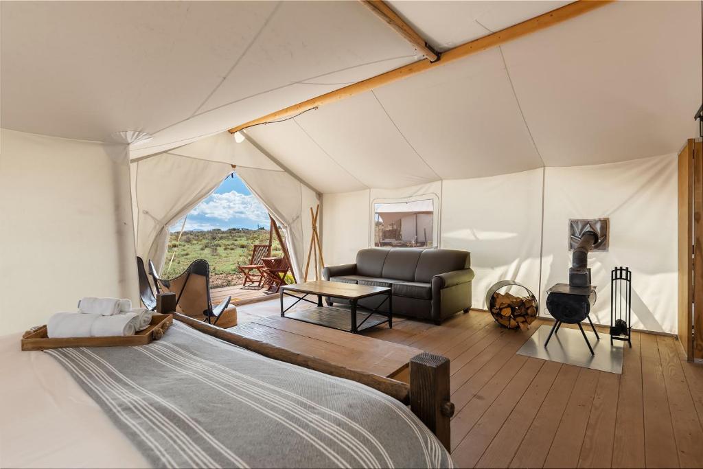 Postel nebo postele na pokoji v ubytování Under Canvas Grand Canyon