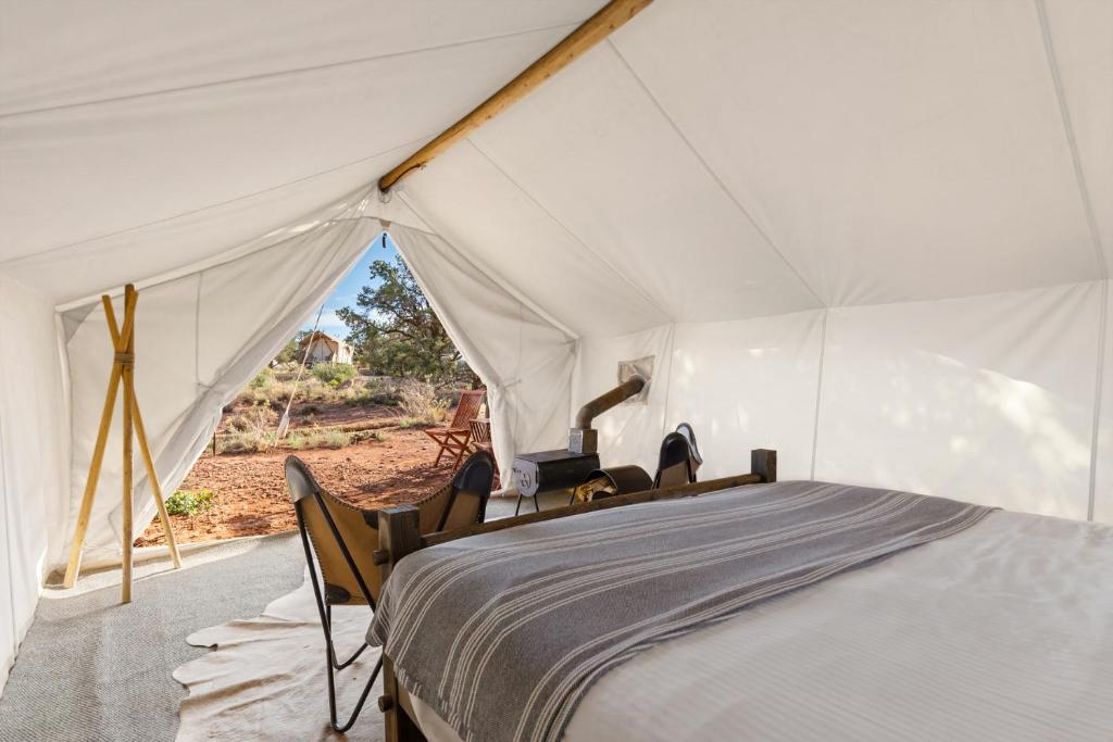 Postel nebo postele na pokoji v ubytování Under Canvas Grand Canyon