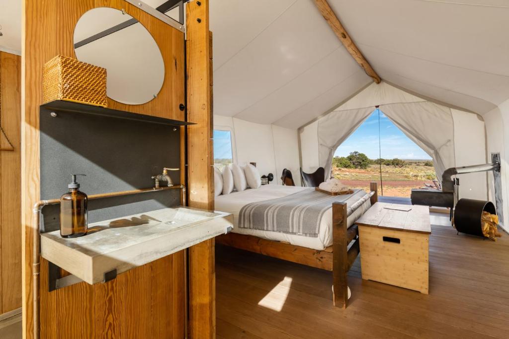 Postel nebo postele na pokoji v ubytování Under Canvas Grand Canyon