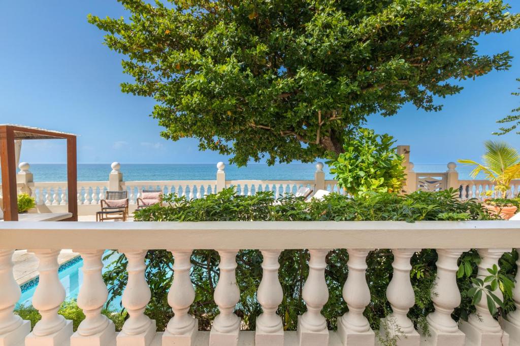 Tres Sirenas Beach Inn - 