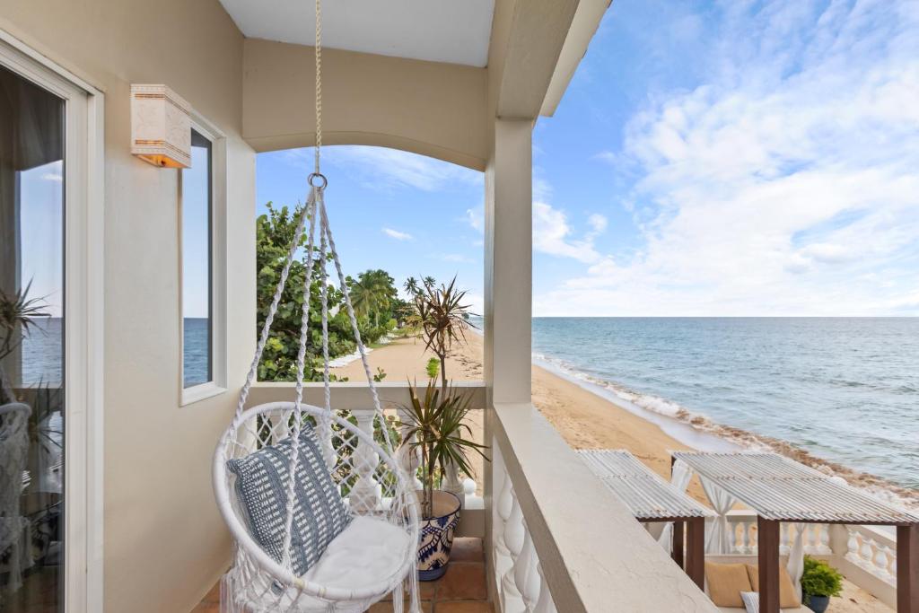 Tres Sirenas Beach Inn - 