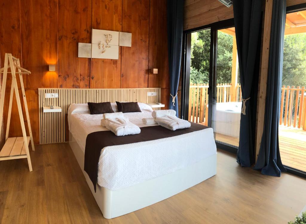 A bed or beds in a room at Cabañas Compostela - Cabaña Pedroso con bañera de hidromasaje