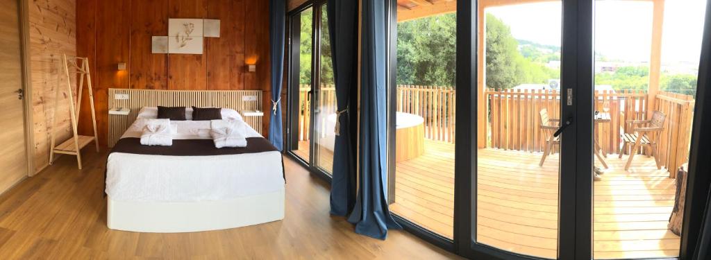 A bed or beds in a room at Cabañas Compostela - Cabaña Pedroso con bañera de hidromasaje