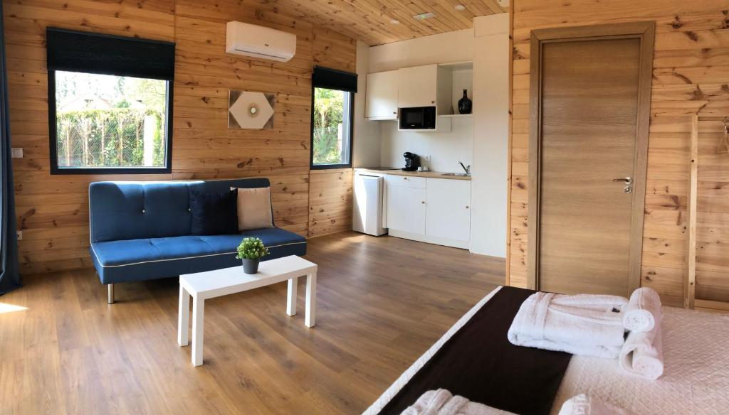 A kitchen or kitchenette at Cabañas Compostela - Cabaña Pedroso con bañera de hidromasaje