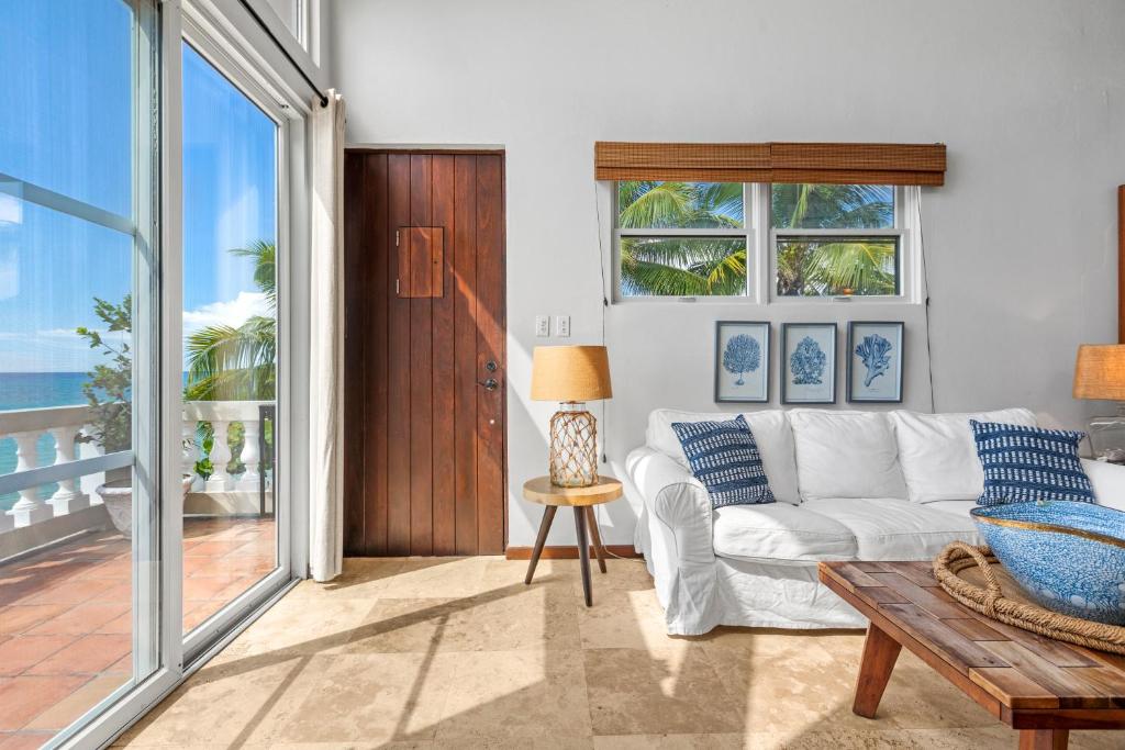 Tres Sirenas Beach Inn - 