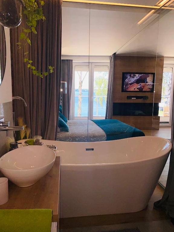 Televízia a/alebo spoločenská miestnosť v ubytovaní Apartament MoLoo III