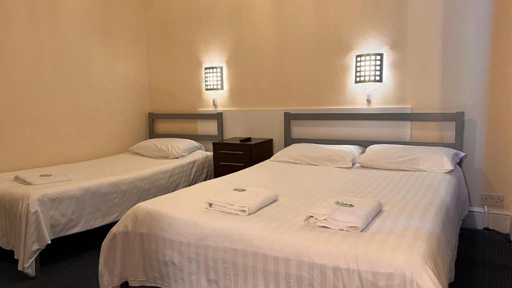 Postel nebo postele na pokoji v ubytování Gresham Hotel Bloomsbury