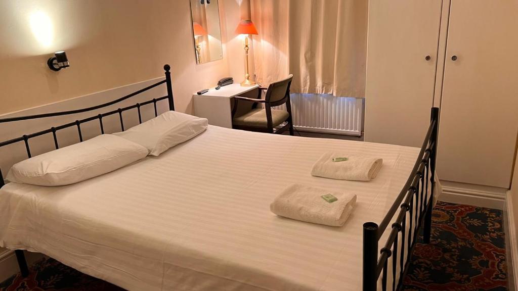 Postel nebo postele na pokoji v ubytování Gresham Hotel Bloomsbury