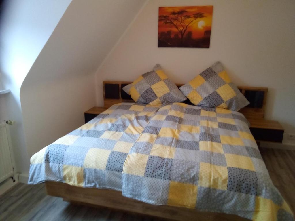 拉德福爾姆瓦爾德的住宿－Haus am Mühlenkämpchen - Schönblick，一间卧室配有一张蓝色和黄色的被子
