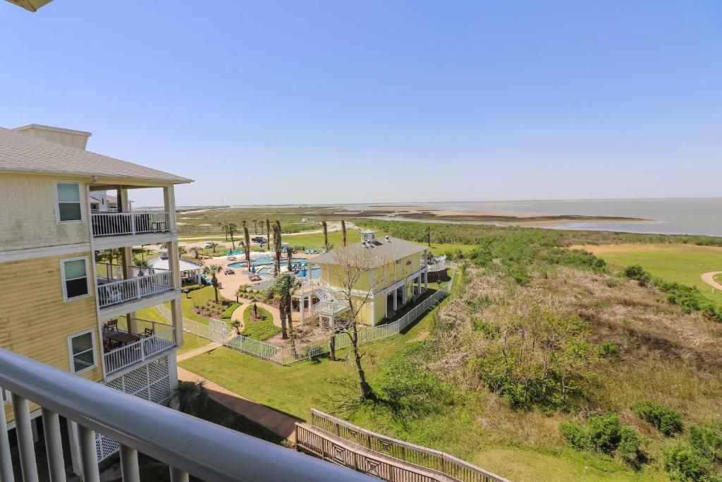 Stunning Sunsets Steps from Pool Lazy River Ocean Bay Views, Galveston