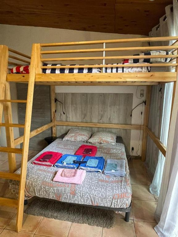 Ce lit superposé se trouve dans un dortoir doté de lits superposés. dans l'établissement Studio charmant, à Fontenay-sous-Bois