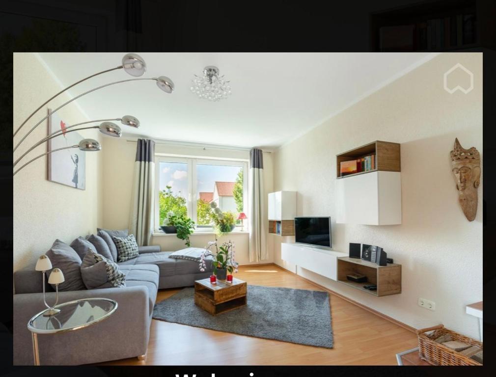 - un salon avec un canapé et une télévision dans l'établissement Es gibt nichts zu tun - Ostsee Nähe Usedom, à Spantekow