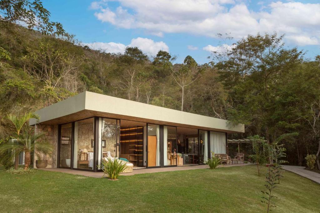 uma casa moderna no meio de uma floresta em Embaúba Boutique Hotel em Teresópolis
