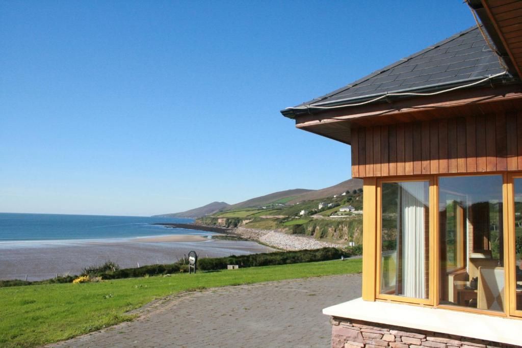 Inch Beach House B&B في إنش: منزل مطل على المحيط