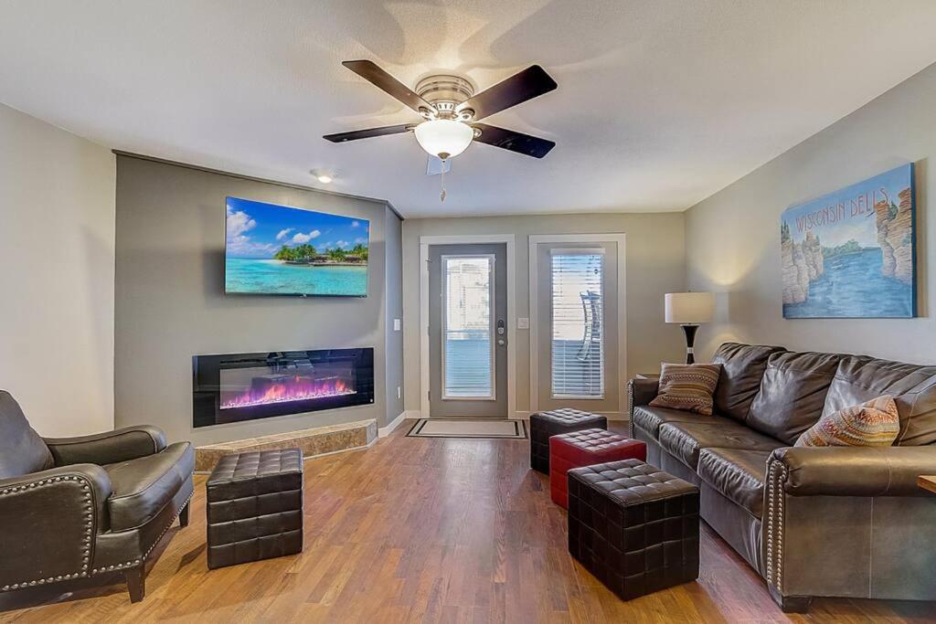 een woonkamer met een bank en een flatscreen-tv bij WFC II Lake Access - Family or Romance - Location! in Wisconsin Dells