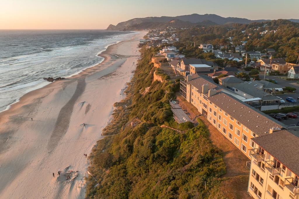 an aerial view of a beach next to a building at Surfland Hotel in Lincoln City