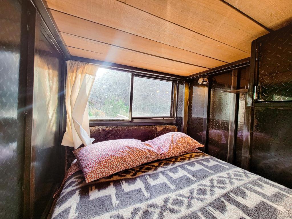 Postel nebo postele na pokoji v ubytování Wolf Totem Steam Punk Guesthouse