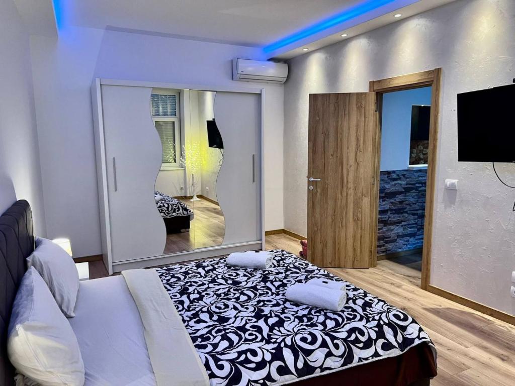 Ένα ή περισσότερα κρεβάτια σε δωμάτιο στο Hugo Bianca LUX