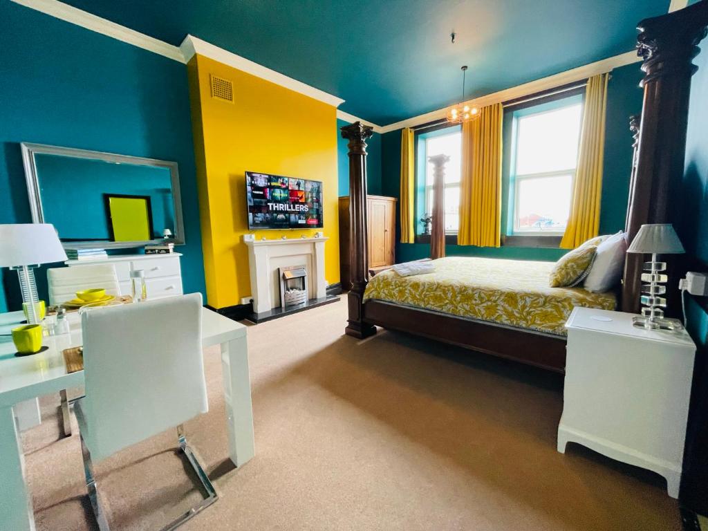 1 dormitorio con 1 cama y TV. en PHOENIX Boutique Apartments, en Goole