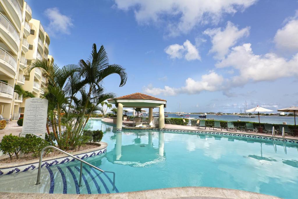 Bazén v ubytování The Villas at Simpson Bay Beach Resort and Marina nebo v jeho okolí
