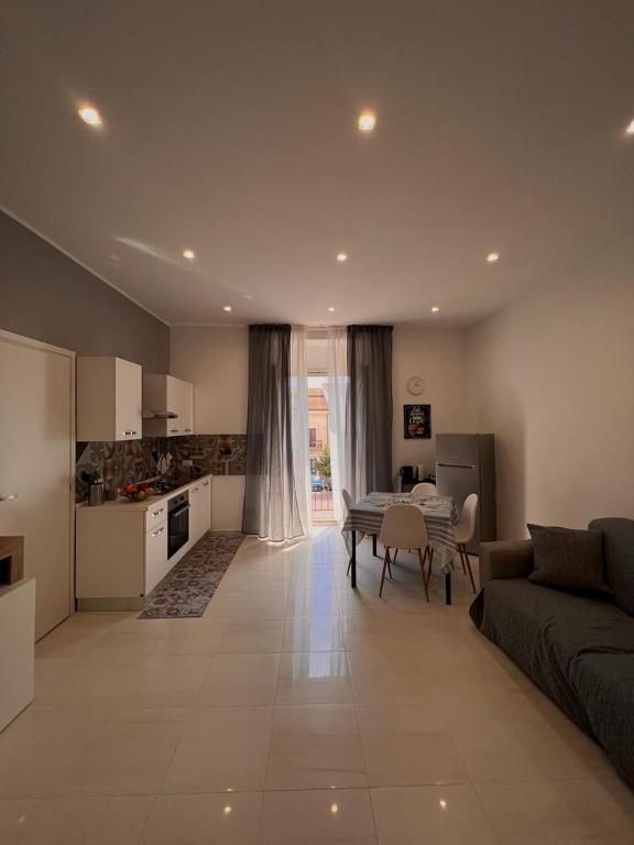 a living room with a couch and a table at Casa di Mimì in Gela