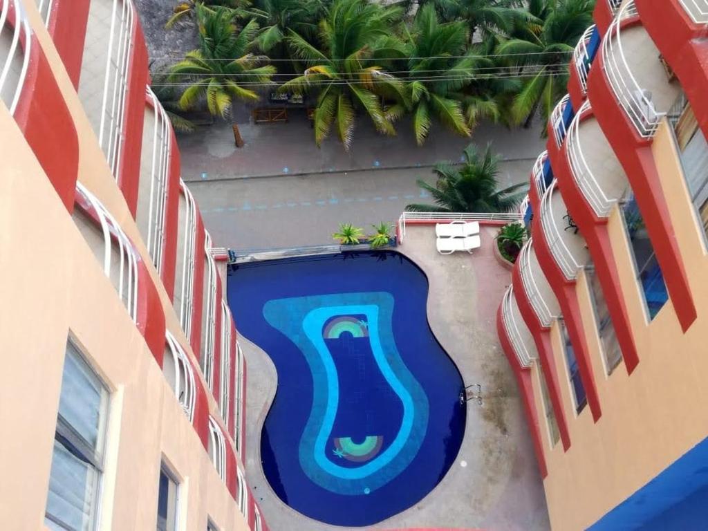 una vista aérea de una piscina entre dos edificios en VACACIONES ARCO IRIS A−904, en Atacames